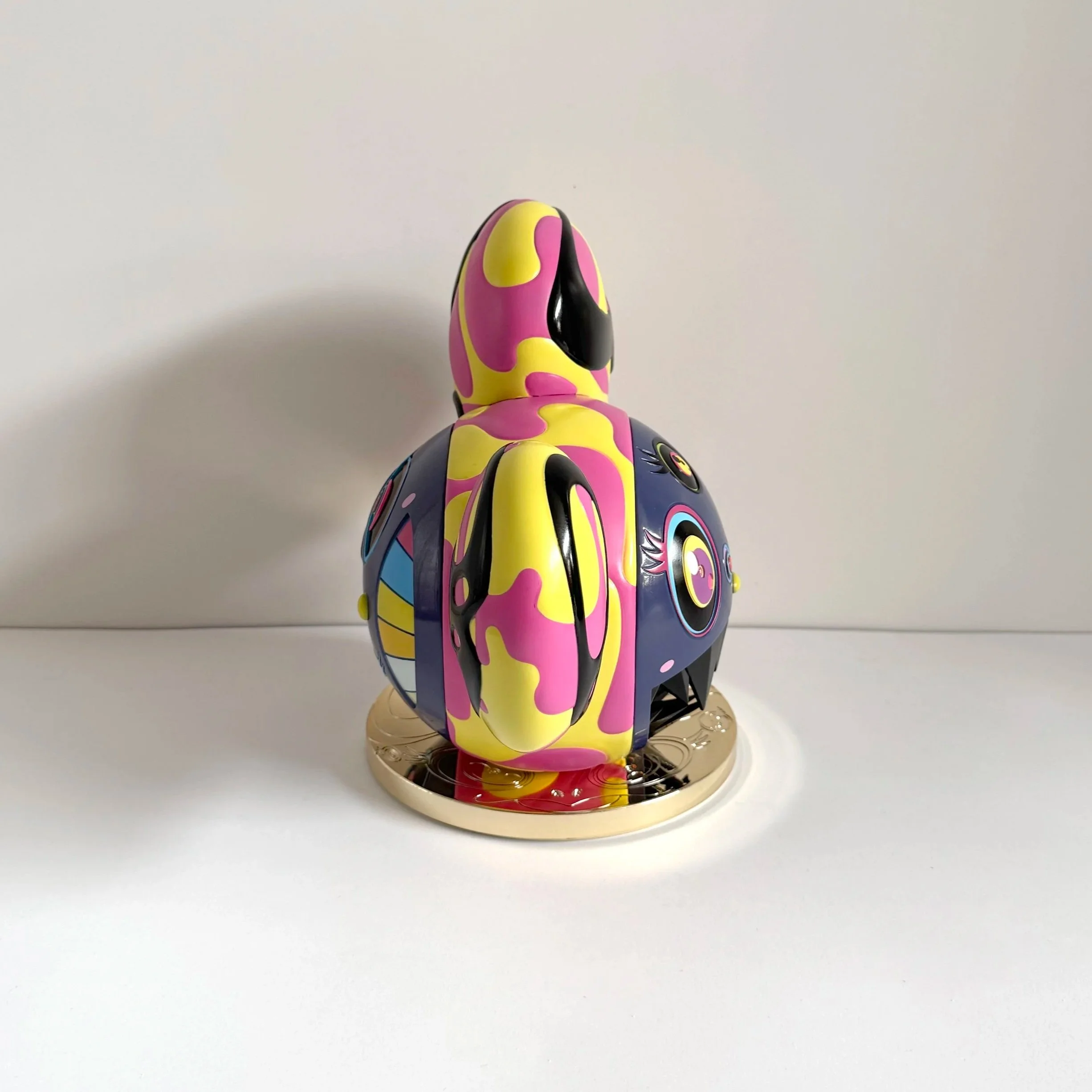 The plush artwork “Flower cushion” from Takashi Murakami, 60cm